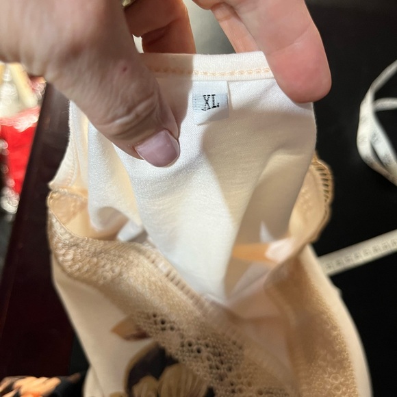 Cream & Tan floral tee size XL - Picture 6 of 8